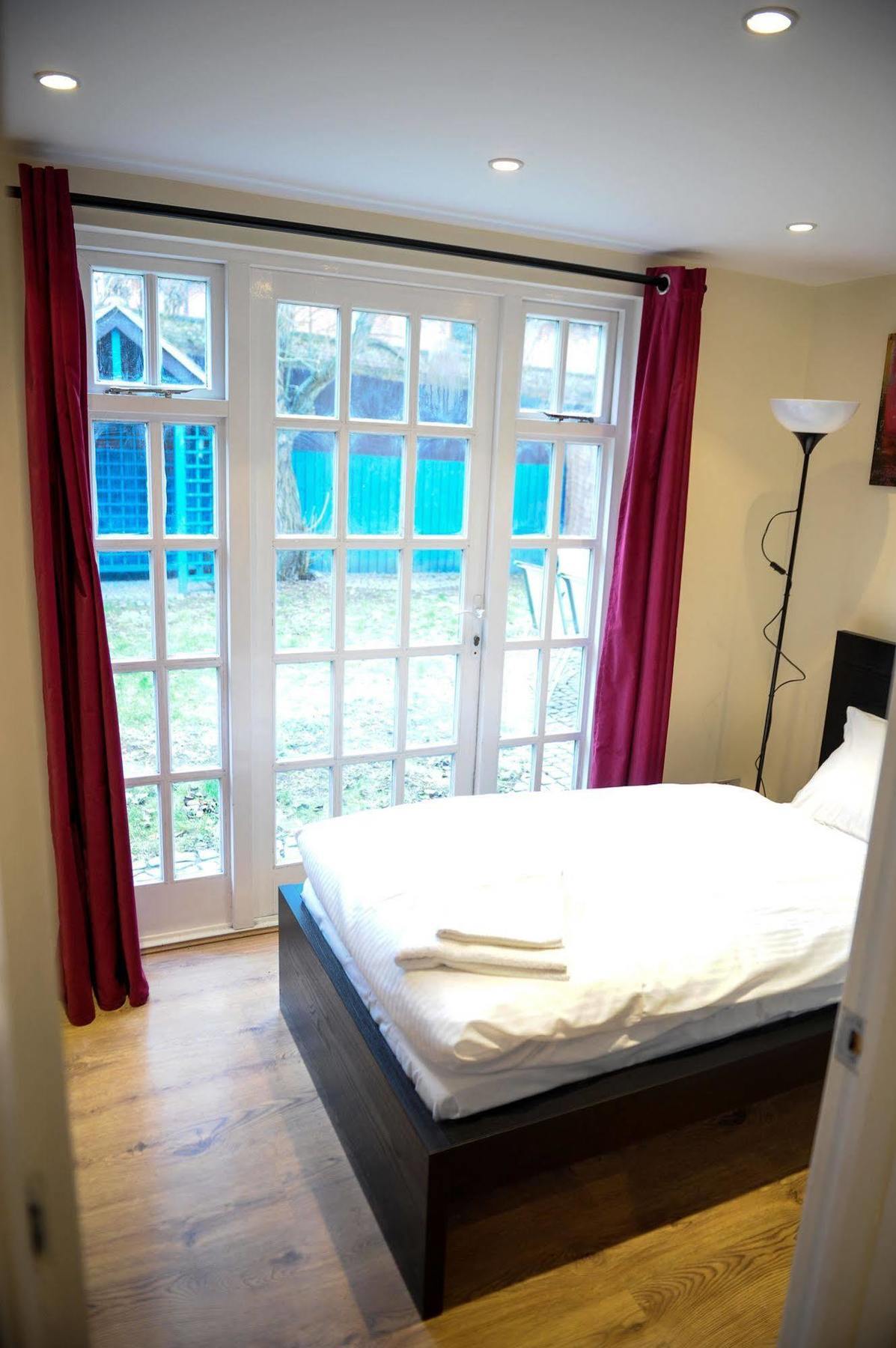 The Greyhound Cottage Chigwell Exterior foto